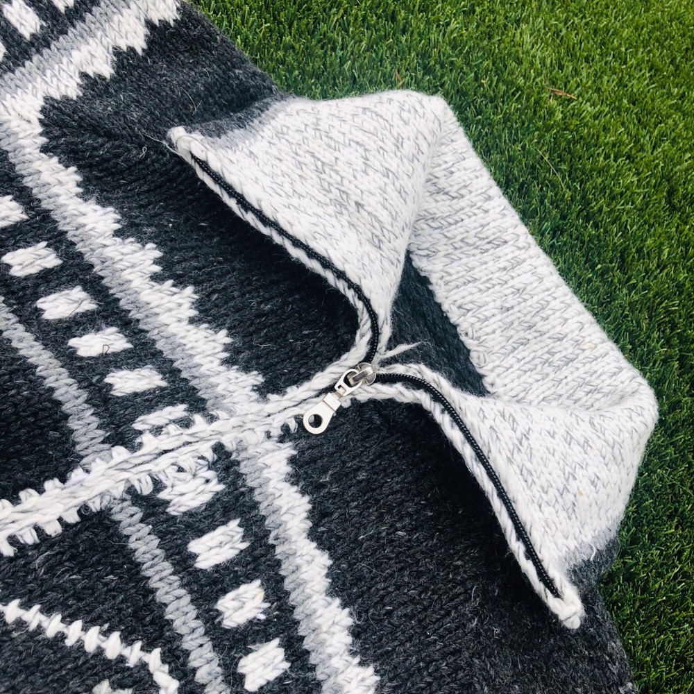 PORTUGAL CROCHET ZIP UP